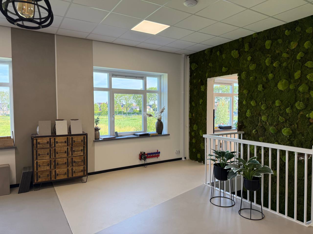 Onze showroom in Culemborg met sfeervolle mosswand, daglicht en uitgestalde stalen